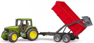 טרקטור ג'ון דיר עם עגלה אדומה מבית Bruder