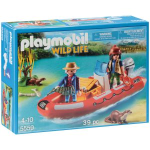 חוקרי טבע וסירת מנוע