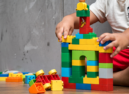 למה כל כך חשוב להורים שילדיהם ישחקו בלגו כבר מגיל שנה וחצי, שנתיים?